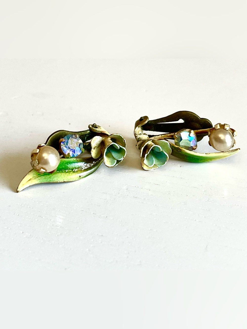 Vintage 1950s Floral Enamel Pearl AB Rhinestone Clip Earrings Hand-Painted MCM - Picture 5 of 9